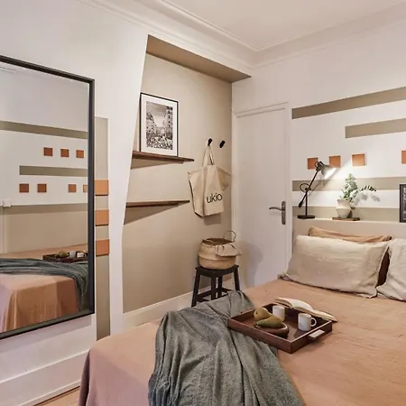 Dane - 1 A Ternes Apartment