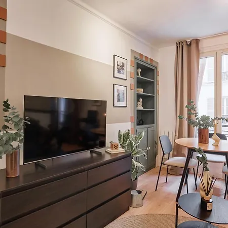 Dane - 1 A Ternes Apartment *