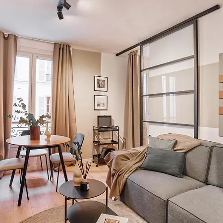 Dane - 1 A Ternes Apartment